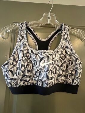 Nike Women’s Black & White Geometric-Print Sports Bra Dri Fit